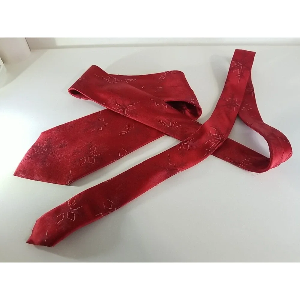 HOLIDAYS Silk Necktie Mens Red Christmas Snowflake Holiday Tie 60 X 3.75